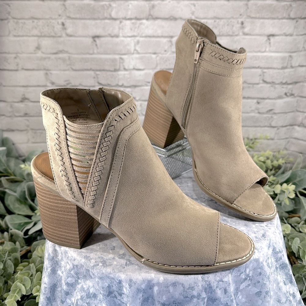 Universal Thread “Jazlyn” Whipstitch Open-Toe Faux Suede Zip Heels WMS 9M✨NWOT